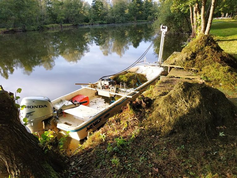 Bateau faucardeur chargé de végétaux coupés